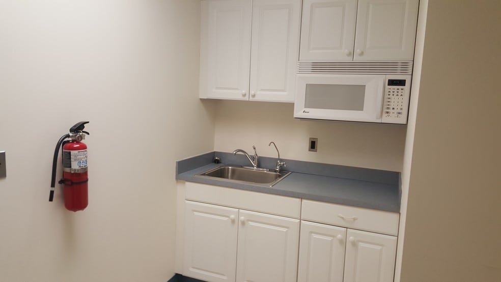 More Photos Of 814 W Diamond Ave, Gaithersburg Office For Sale