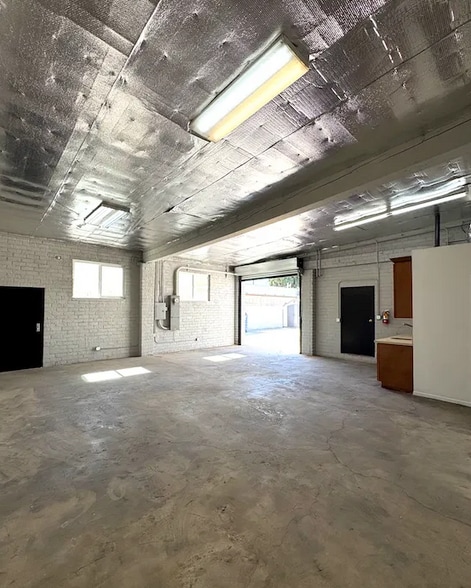 More Photos Of 14747 Lull St, Van Nuys Warehouse For Lease