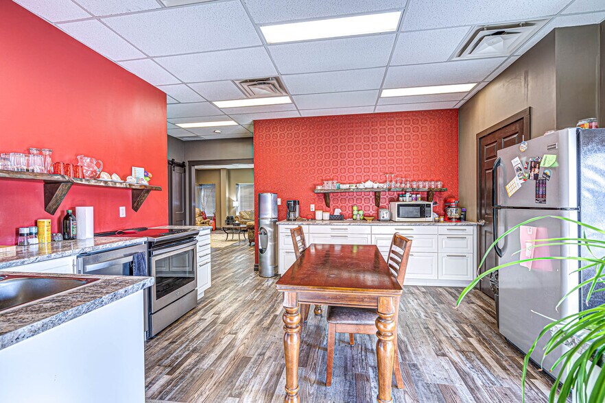More Photos Of 2602 50 Av, Lloydminster Showroom For Sale