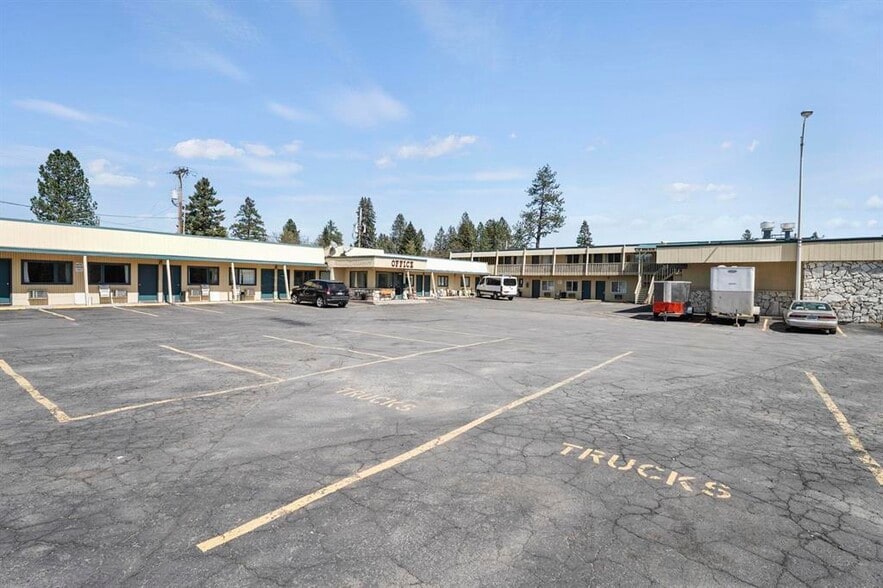 More Photos Of 924 W Highway 2, Newport Hotel For Sale