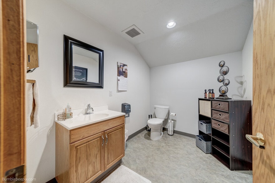 More Photos Of 104-106 N Hutchinson Rd, Spokane Valley Flex For Sale