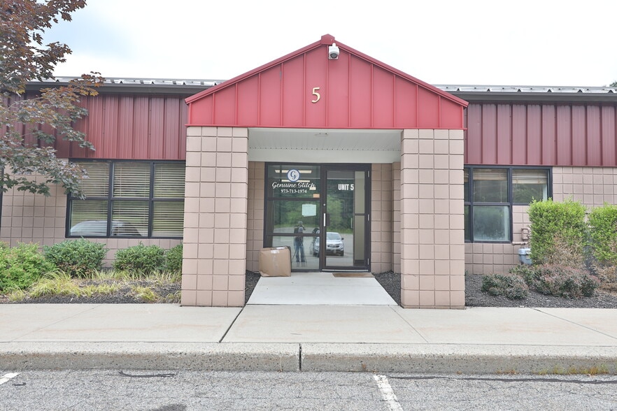 More Photos Of 12 Orben Dr, Landing Showroom For Lease