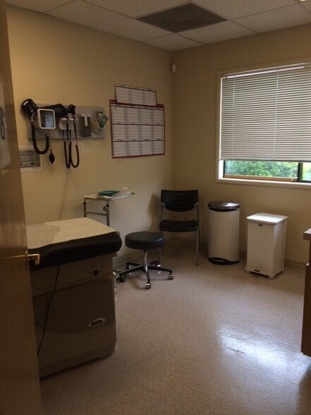 More Photos Of 17175 SW Tualatin Valley Hwy, Beaverton Unknown For Lease