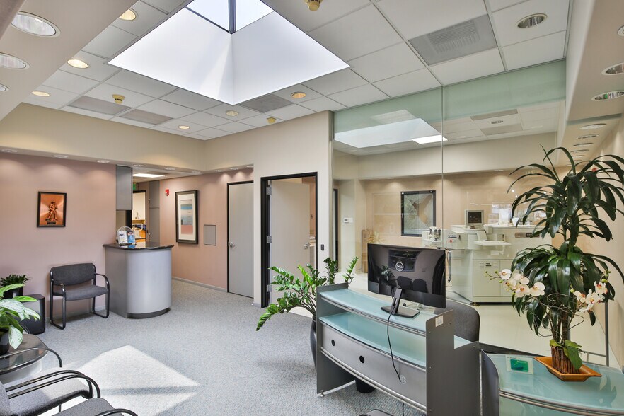 More Photos Of 14914 Sherman Way, Van Nuys Medical For Sale