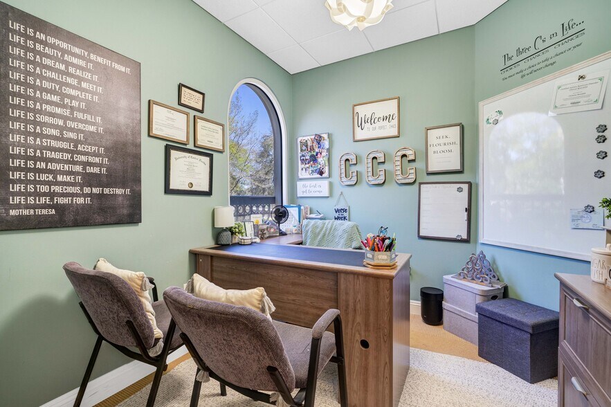 More Photos Of 260 Lookout Pl, Maitland Medical For Sale