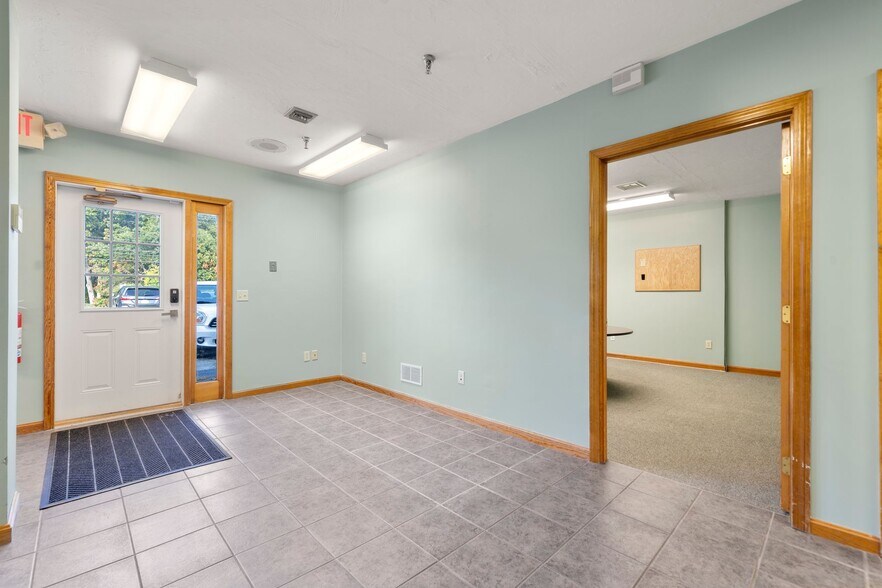 More Photos Of 4-6 Barlows Landing Rd, Pocasset Storefront Retail Office For Sale