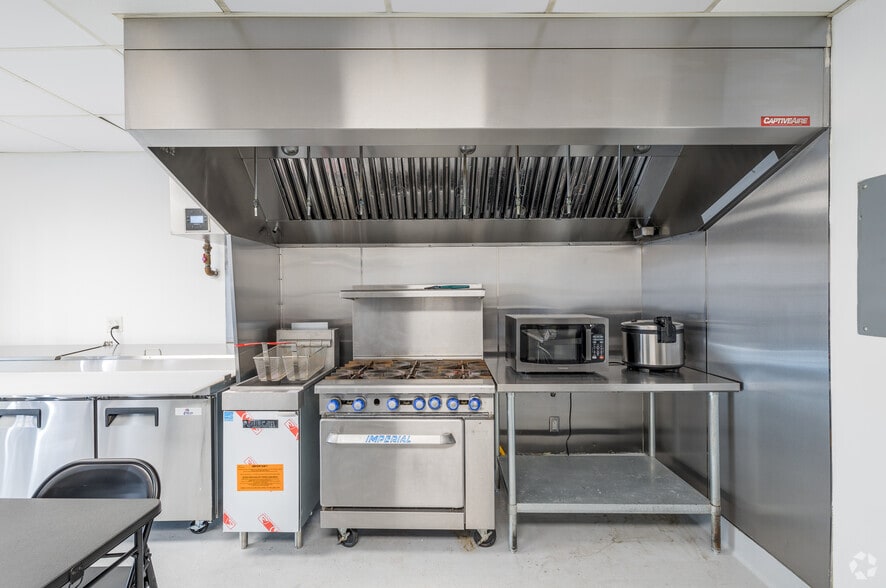 More Photos Of 358 W 38th St, Los Angeles Freestanding For Lease