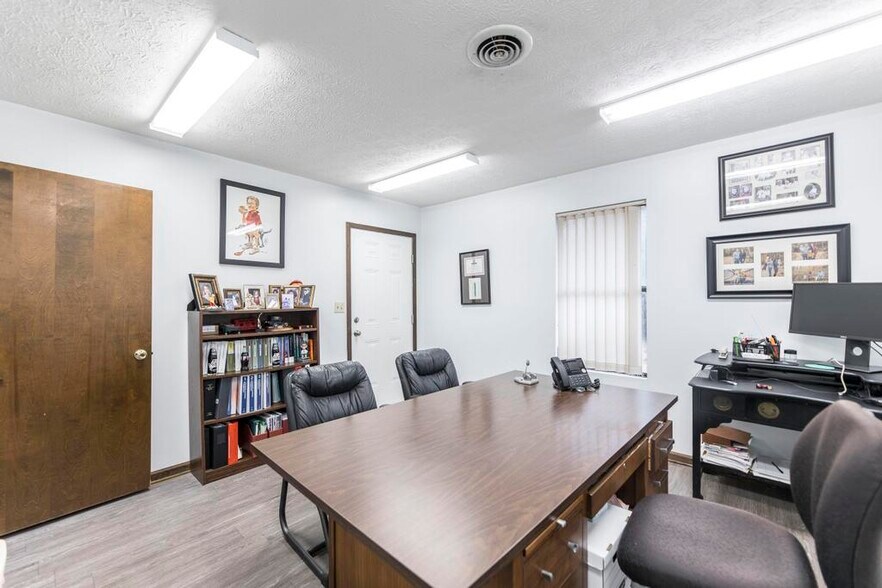 More Photos Of 231 Riverview, Oglethorpe Office For Sale
