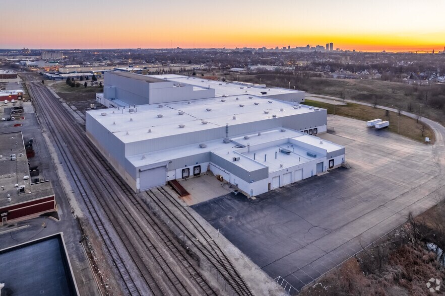 More Photos Of 4101 W Burnham St, West Milwaukee Manufacturing For Sale