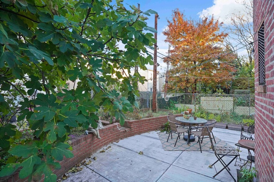 More Photos Of 1920 Palmetto St, Ridgewood Dormitory For Sale