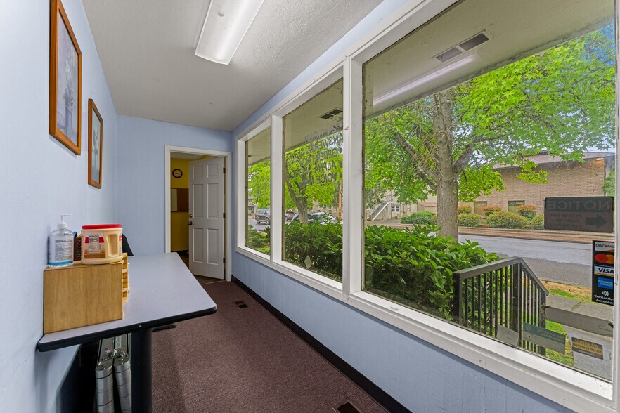 More Photos Of 515 NE 8th St, Grants Pass Office For Sale