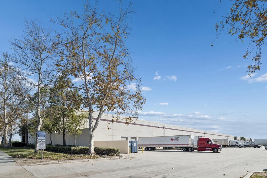 More Photos Of 7577 Airway Rd, San Diego Warehouse For Sale