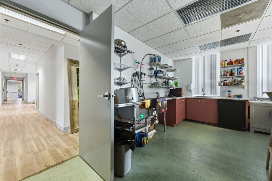 More Photos Of 910 Gilpin Ave, Wilmington Medical For Sale