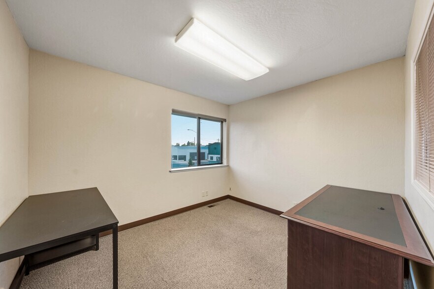 More Photos Of 735 SE 7th St, Grants Pass Office For Sale