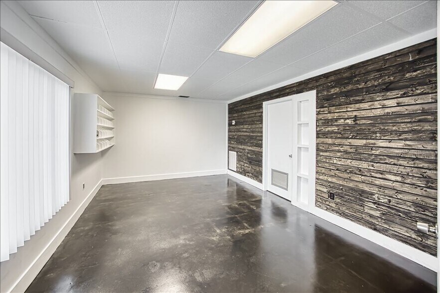 More Photos Of 2231-2235 Bruner Ln, Fort Myers Distribution For Sale