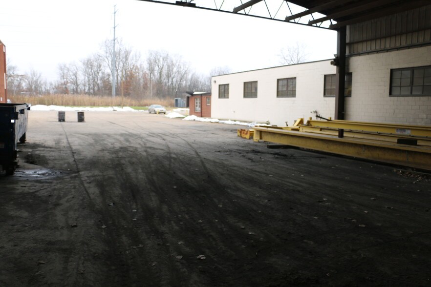 More Photos Of 28530 Reynolds St, Inkster Manufacturing For Lease
