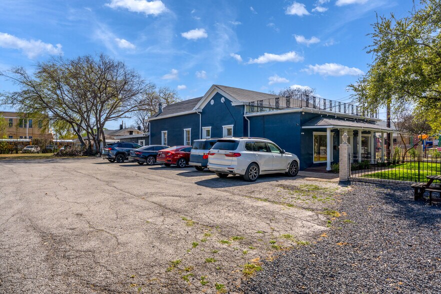 More Photos Of 1002 N Flores St, San Antonio Loft Creative Space For Lease