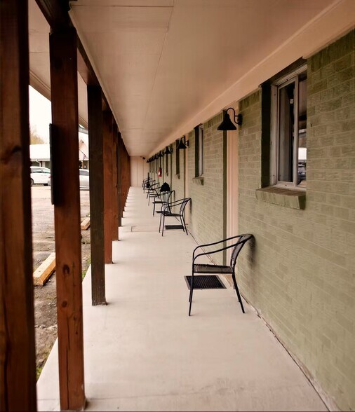 More Photos Of 6199 US-165 Hwy, Columbia Hotel For Sale