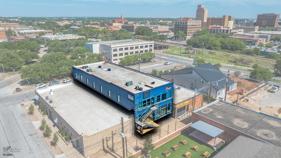 More Photos Of 141 Oak St, Abilene Storefront Retail Office For Sale