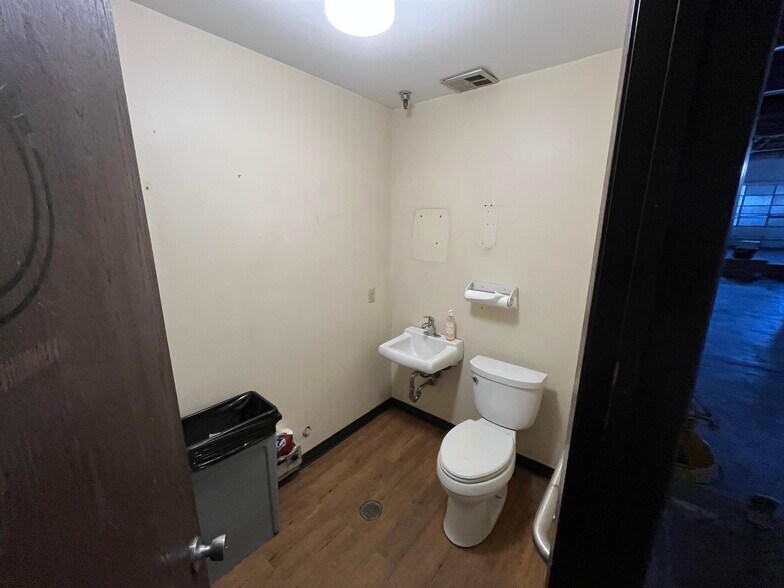 More Photos Of 2610 S Raritan Cir, Englewood Industrial For Sale