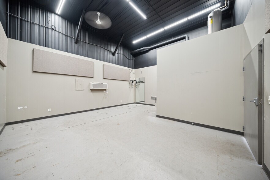 More Photos Of 12467 Boone Ave, Savage Warehouse For Lease