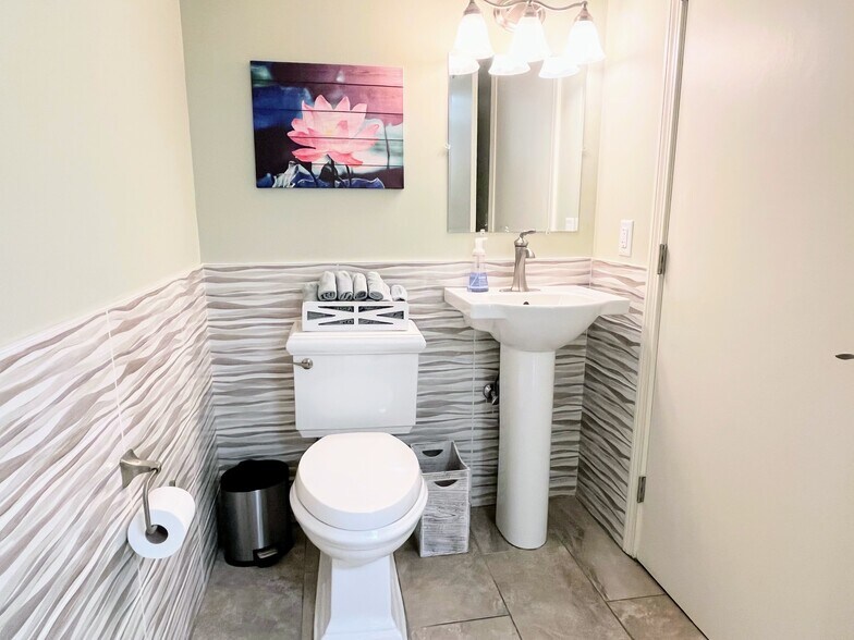 More Photos Of 24 Salt Pond Rd, Wakefield Medical For Lease