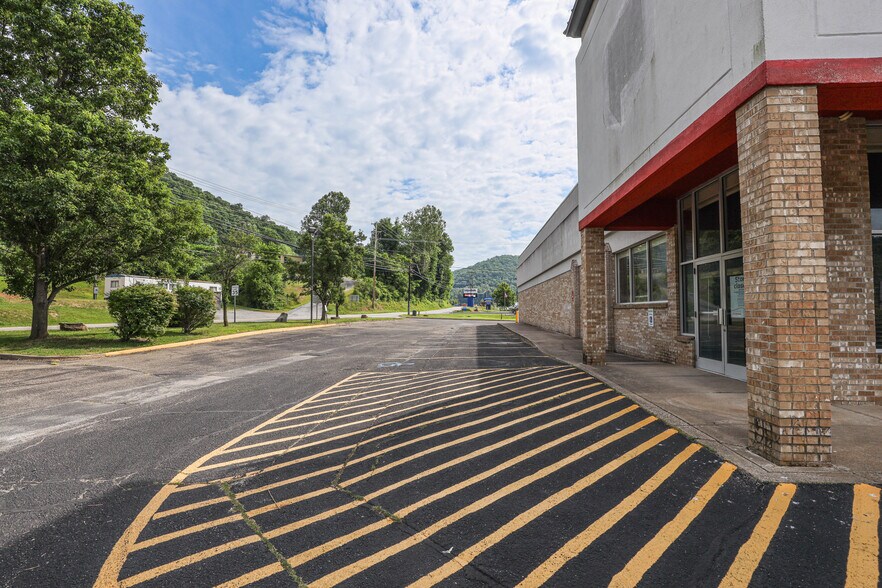 More Photos Of 902 N Lewis St, Glenville Drugstore For Lease