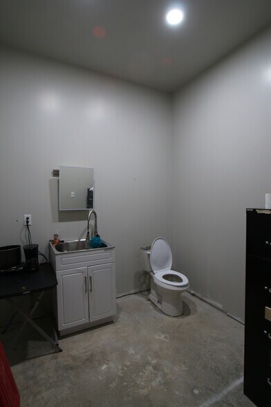 More Photos Of 8515 S Regency Dr, Tulsa Warehouse For Lease