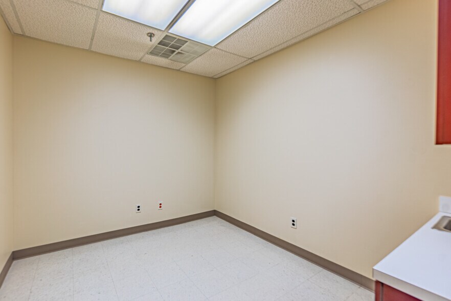 More Photos Of 35-37 Progress St, Edison Medical For Sale