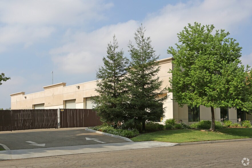 More Photos Of 4741 W Jennifer Ave, Fresno Warehouse For Lease