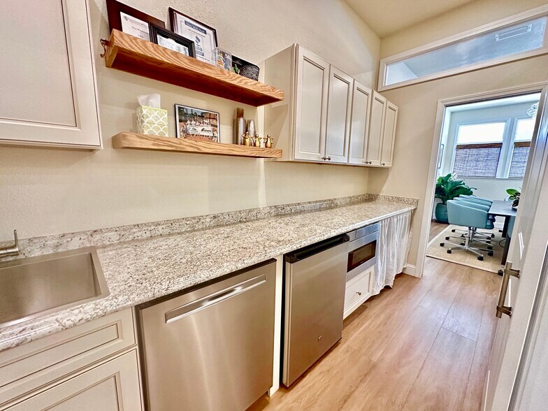 More Photos Of 913 Gulf Breeze Pky, Gulf Breeze General Retail For Sale