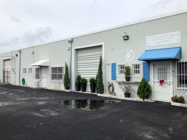 Primary Photo Of 3241-3249 NW 38th St, Miami Manufacturing For Lease