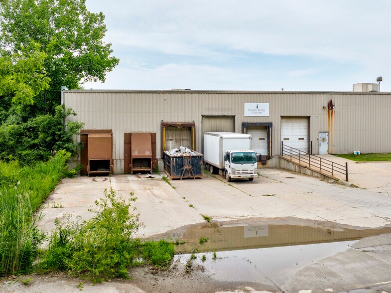 More Photos Of 1202 Thomas Beck Rd, Des Moines Flex For Lease
