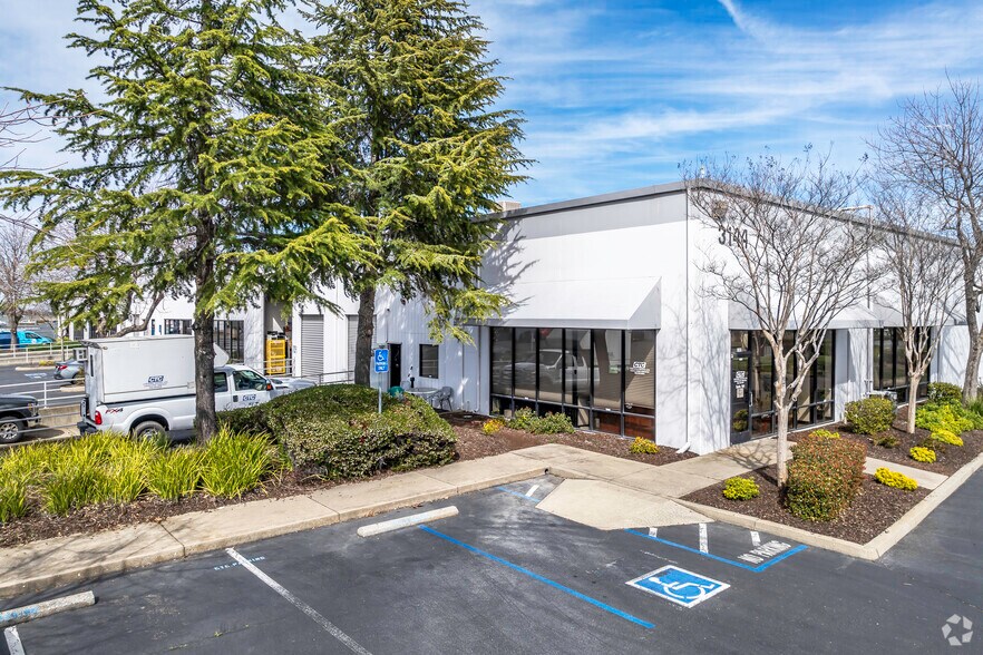 More Photos Of 3144 Venture Dr, Lincoln Warehouse For Lease