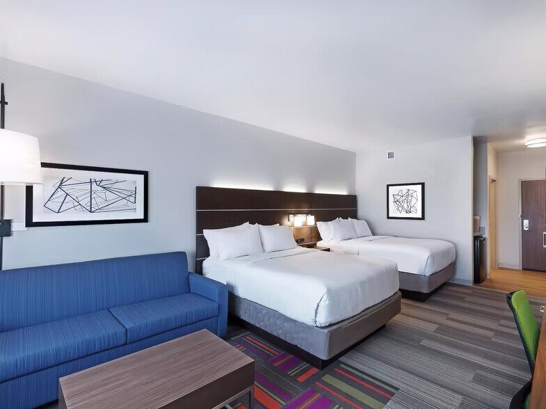 More Photos Of 3401 Blue Comet Dr, Chanute Hotel For Sale