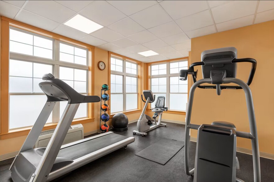 More Photos Of 461 Maine Mall Rd, South Portland Hotel For Sale