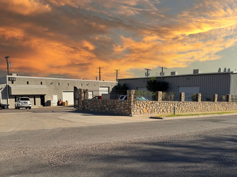 Primary Photo Of 228 E Sunset Rd, El Paso Service For Sale