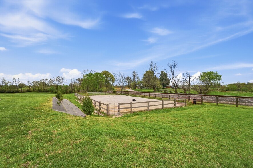 More Photos Of 1532 Eads Rd, Verona Flex For Sale