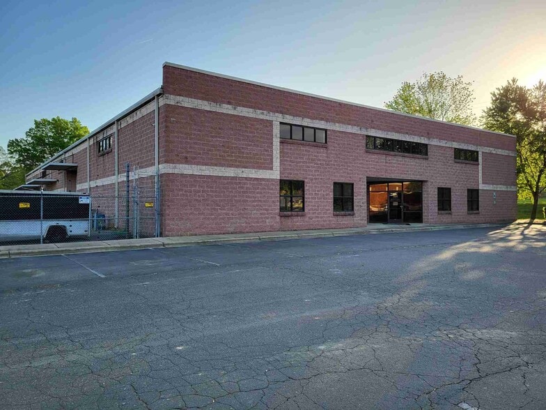 More Photos Of 3915 Stuart Andrew Blvd, Charlotte Light Distribution For Lease