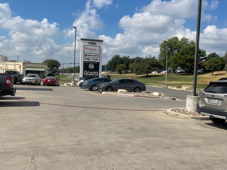 More Photos Of 7302 Louis Pasteur Dr, San Antonio Storefront For Lease
