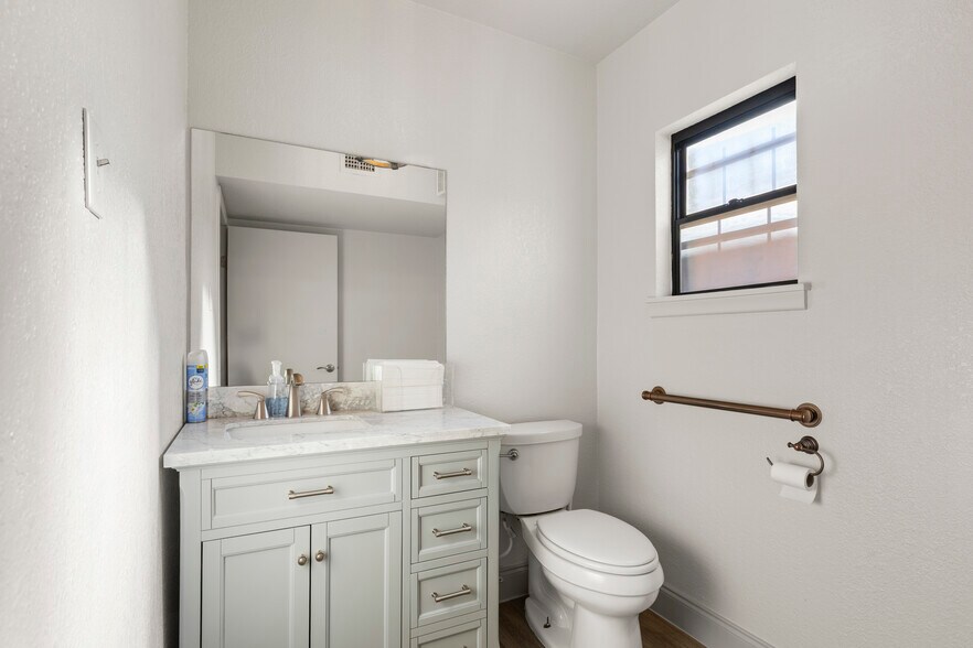 More Photos Of 2003 W Wall St, Midland Office For Lease