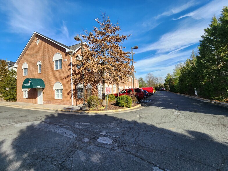More Photos Of 722 Grant St, Herndon Medical For Sale