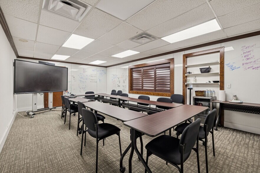 More Photos Of 411 Industrial Dr, White House Manufacturing For Lease