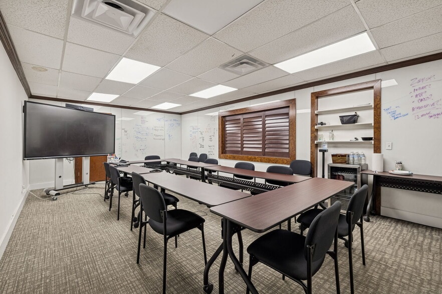 More Photos Of 411 Industrial Dr, White House Manufacturing For Lease