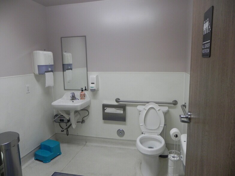 More Photos Of 2083 Orange Tree Ln, Redlands Freestanding For Lease