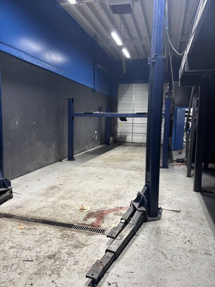 More Photos Of 7740 W Indian School Rd, Phoenix Auto Repair For Lease