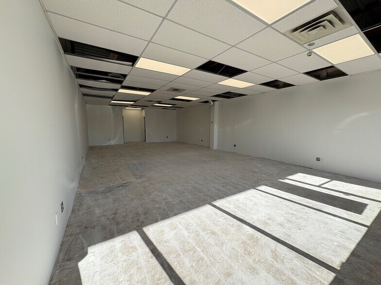 More Photos Of 400 King St W, Oshawa Storefront For Lease