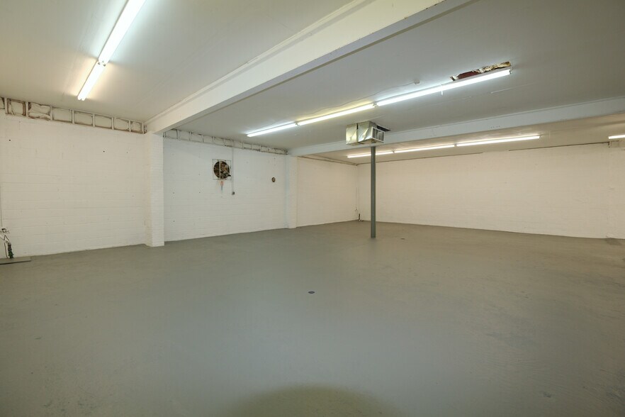 More Photos Of 30 W Price St, Linden Flex For Lease