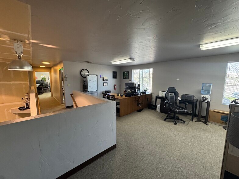 More Photos Of 560 S Commercial Dr, Grand Junction Light Distribution For Lease