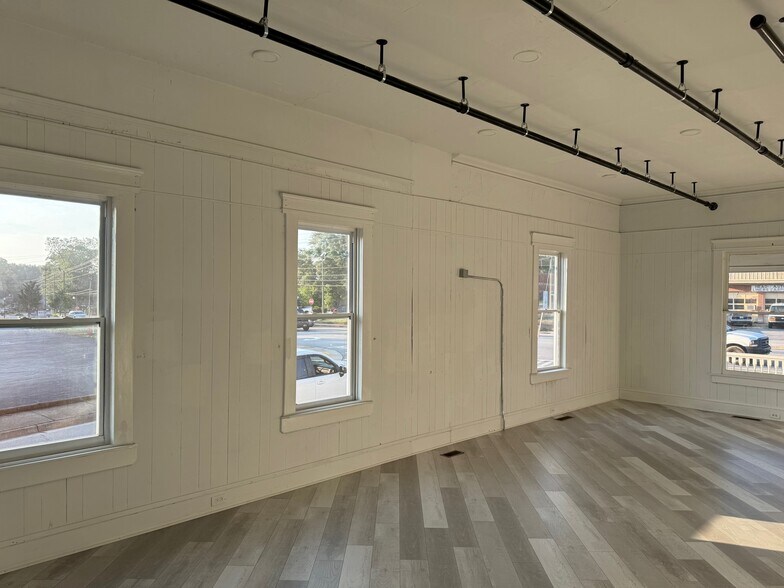 More Photos Of 103 Temple Ave, Newnan Office For Sale
